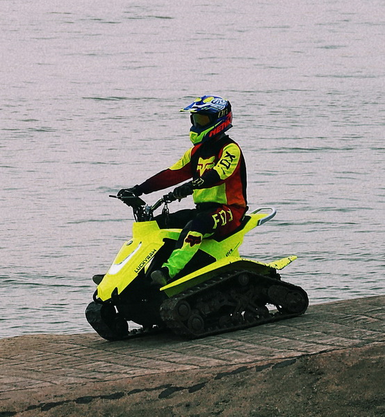 Veicolo fuoristrada a doppio binario con batteria al litio da 72 V per motoslitta a doppio motore