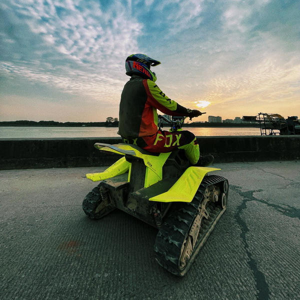 Motoslitta elettrica con sedile